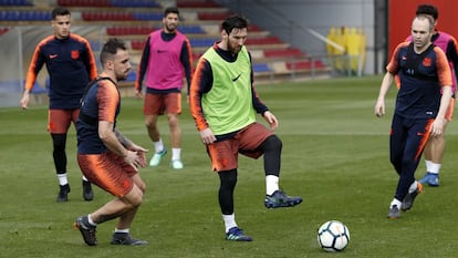 Messi, este jueves, entre Alcácer e Iniesta, en la parte del entrenamiento que pudo completar con sus compañeros.