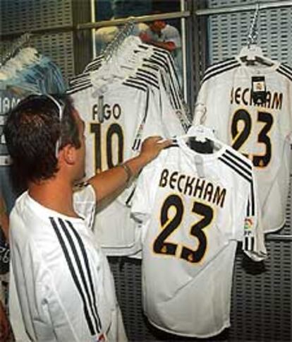 Un joven retira una percha con el mítico nuevo 23, el de Beckham.