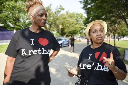 "Creo que el legado que deja será recordado en los próximos años", dijo Charlotte Price, derecha, de 62 años, de Columbus, Ohio. "Su música nunca morirá", agregó Kathy McPike, después de que ambas le rindieran homenaje a Aretha Franklin en el primer día de visita pública en el Museo Charles H. Wright de Historia Afroamericana. 