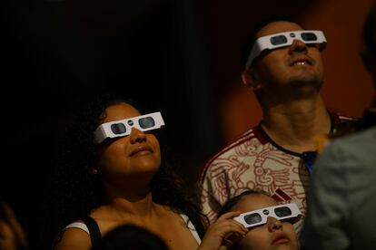 Un grupo de personas se reunieron para ver el eclipse en un museo en Ciudad Juárez, Chihuahua.