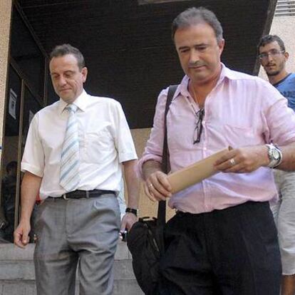 Los fiscales anticorrupción Pedro Horrach y Miguel Ángel Subirán, ayer, a la salida de la comisaría.