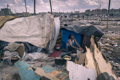 Un hombre lava ropa en un cubo, en la chabola improvisada que se ha construido después de las demoliciones. “Fueron despiadados: comenzaron a destruir negocios, casas... Todo lo que encontraban a su paso”, recuerda Godana, una vecina. Siempre según su recuento, una persona murió aplastada en las demoliciones y otras dos resultaron heridas en las protestas, aunque no hay informes oficiales al respecto.