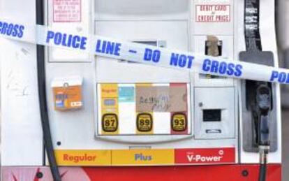 Vista de una gasolinera sin combustible, en la que ha sido colocado un cordón policial en uno de los surtidores, en Brooklyn, Nueva York, Estados Unidos. EFE/Archivo