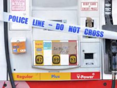 Vista de una gasolinera sin combustible, en la que ha sido colocado un cordón policial en uno de los surtidores, en Brooklyn, Nueva York, Estados Unidos. EFE/Archivo