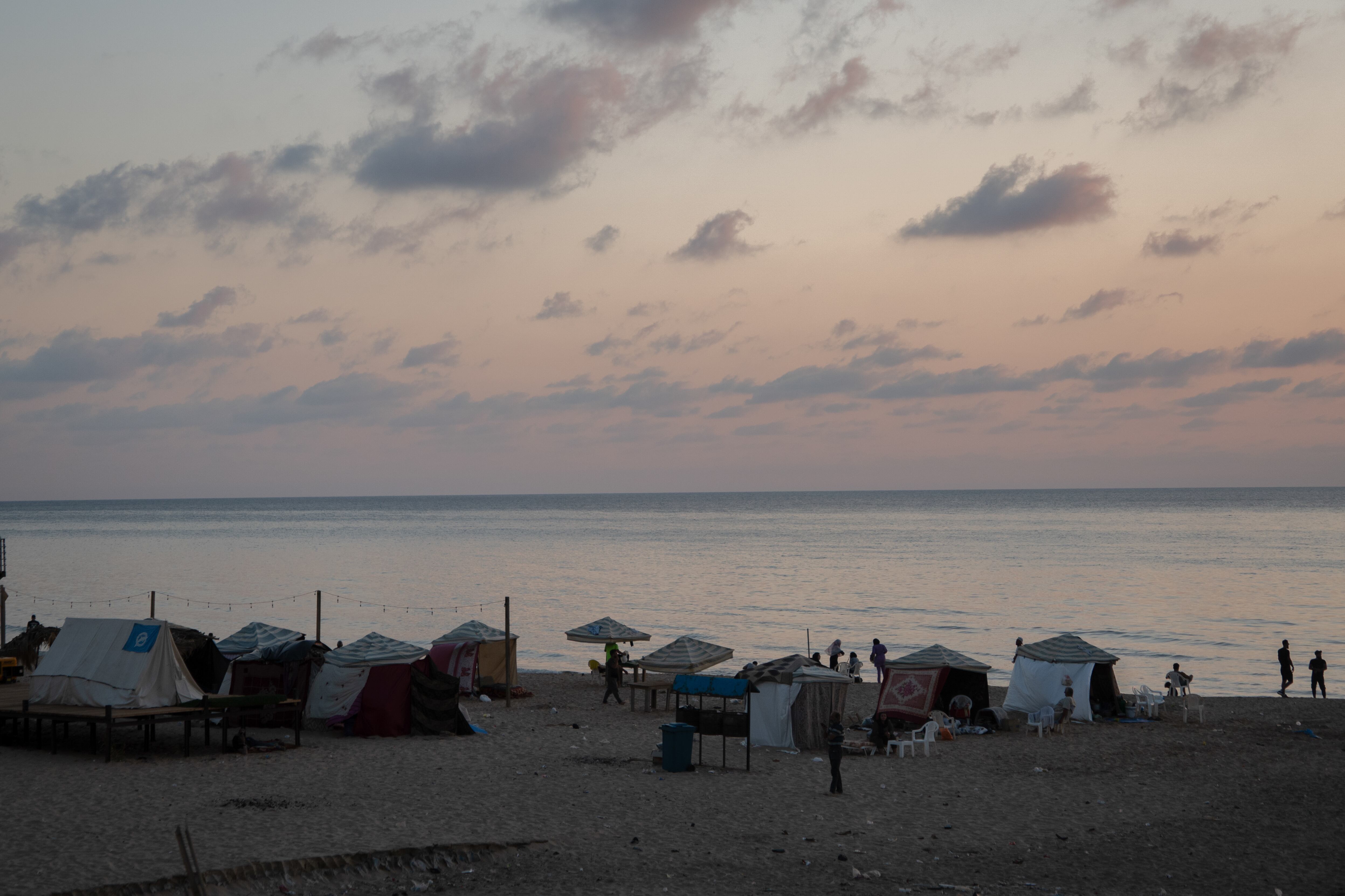 “Si yo muero, eso es todo, pero tengo miedo por mis hermanos”: la vida de las familias desplazadas en una playa de Beirut