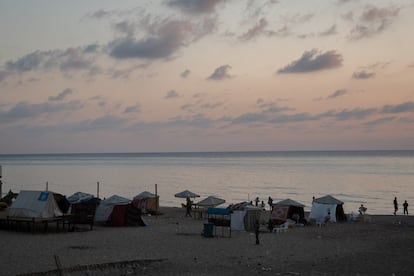 La playa de Ramlet al Baida, en Beirut, es uno de los lugares que sirven como hogar temporal para las personas que han huido de la guerra en Líbano. La arena está repleta de tiendas de campaña, al igual que los caminos a lo largo de las carreteras que conducen hasta allí. Según Jad al Rayess, jefe para la Reducción del Riesgo de Desastres de la playa, los números fluctúan, pero aproximadamente 350 desplazados vivían en el arenal a mediados de octubre.