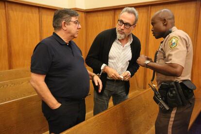 Luis Riu, en el centro de la foto, esposado al ejecutivo de RIU Alejandro Sánchez del Arco, en una corte de Miami.