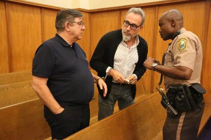 Luis Riu, en el centro de la foto, esposado al ejecutivo de RIU Alejandro S&aacute;nchez del Arco, en una corte de Miami.