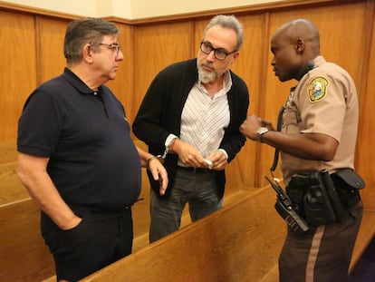 Luis Riu, en el centro de la foto, esposado al ejecutivo de RIU Alejandro S&aacute;nchez del Arco, en una corte de Miami.