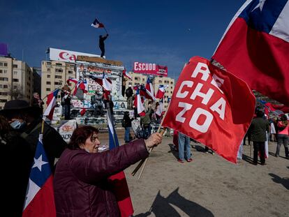 Manifestantes protestan contra la propuesta de nueva Constitución en la Plaza Italia en Santiago (Chile), el 13 de agosto de 2022.