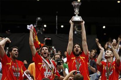 Pau Gasol levanta la Copa que acredita a España como campeona del mundo de baloncesto.