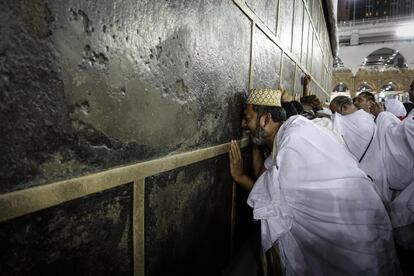 Un fiel musulmán llora a la vez que besa la sagrada Kaaba en la Gran Mezquita de La Meca (Arabia Saudí).