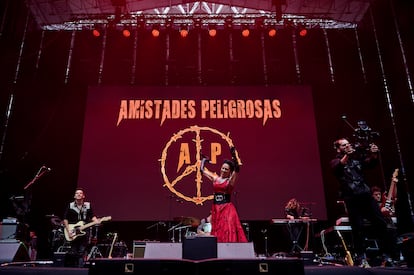 Amistades Peligrosas actúa en el festival 'Locos por la Música' celebrado en el Estadio Santiago Bernabéu, el 26 de abril de 2024.