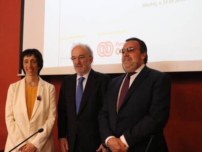 Desde la izquierda, la presidenta de la CNSE, Concha Díaz, el director de la RAE, Santiago Muñoz Machado, y el presidente de la ONCE, Miguel Carballeda.