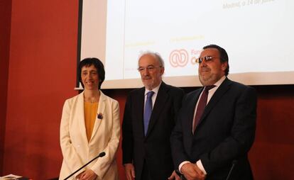 Desde la izquierda, la presidenta de la CNSE, Concha Díaz, el director de la RAE, Santiago Muñoz Machado, y el presidente de la ONCE, Miguel Carballeda.