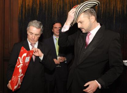 Miguel Bosé se pone un sombrero típico, junto al presidente de Colombia, Álvaro Uribe, en el acto en el que el cantante ha jurado su nacionalidad colombiana.