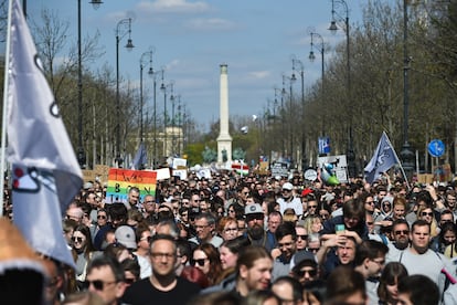 Manifestación en Budapest el pasado 12 de abril, en contra de la normativa que permite al Gobierno húngaro prohibir la marcha del Orgullo LGTBI.