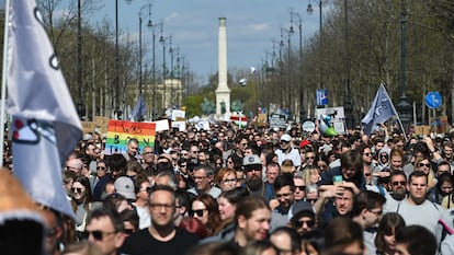 Manifestación en Budapest el pasado 12 de abril, en contra de la normativa que permite al Gobierno húngaro prohibir la marcha del Orgullo LGTBI.