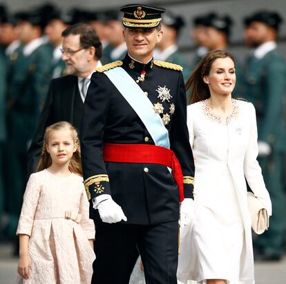 Los Reyes, Felipe VI y Letizia, llegan a la Carrera de San Jerónimo junto a sus hijas, la Princesa de Asturias, Leonor.