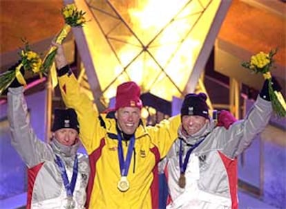 Johann Muehlegg, feliz por su triunfo, entre Christian Hoffmann, plata, y Mijail Botvinov, bronce.