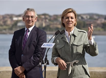 La secretaria general del PP, María Dolores de Cospedal (d), participa en Getxo (Vizcaya) en un acto electoral junto a los primeros candidatos de su partido por Bizkaia, Antón Damborenea (i) y Nerea Llanos.