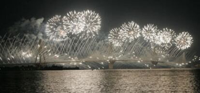 Los fuegos artificiales iluminan la noche sobre uno de los nuevos puentes construidos en Grecia con ocasión de los Juegos.