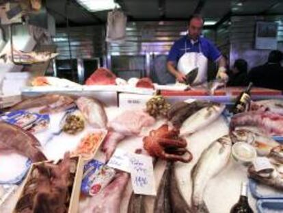En la imagen, una pescadería en el madrileño mercado de Chamberí. EFE/Archivo