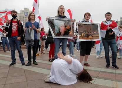 Las primeras jornadas de las protestas contra los resultados de las elecciones en Bielorrusia se saldaron con cerca de 7.000 detenidos y decenas de desaparecidos. En la imagen, los manifestantes sujetan fotos de heridos durante las manifestaciones.