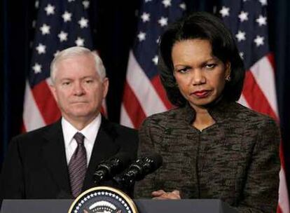 El secretario de Defensa, Robert Gates, y Condoleezza Rice, ayer en una rueda de prensa en Washington.