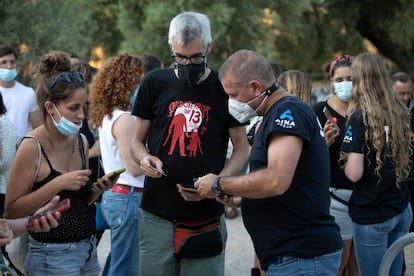 Tres personas comprueban sus entradas en el Festival Vida.