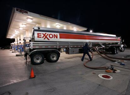 Un trabajador entrega combustible a una gasolinera de Exxon en Keller, Tejas.