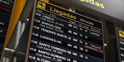 Uno de los paneles de información sobre vuelos en el aeropuerto de Madrid-Barajas.