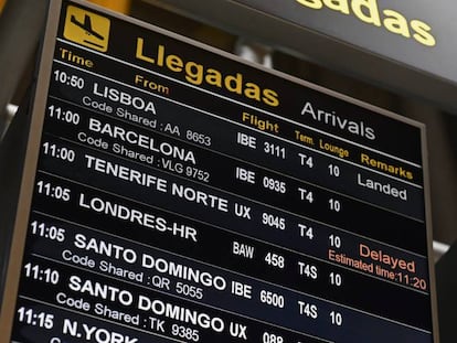 Uno de los paneles de información sobre vuelos en el aeropuerto de Madrid-Barajas.