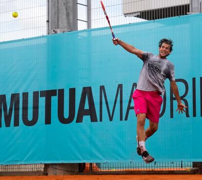 Thiem devuelve de revés, durante un entrenamiento en Madrid. / MMO