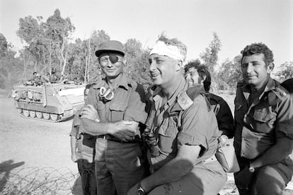 Future Israeli prime minister Ariel Sharon (center) standing next to the mythic figure of General Moshe Dayan (left), during the Yom Kippur War in October 1973.