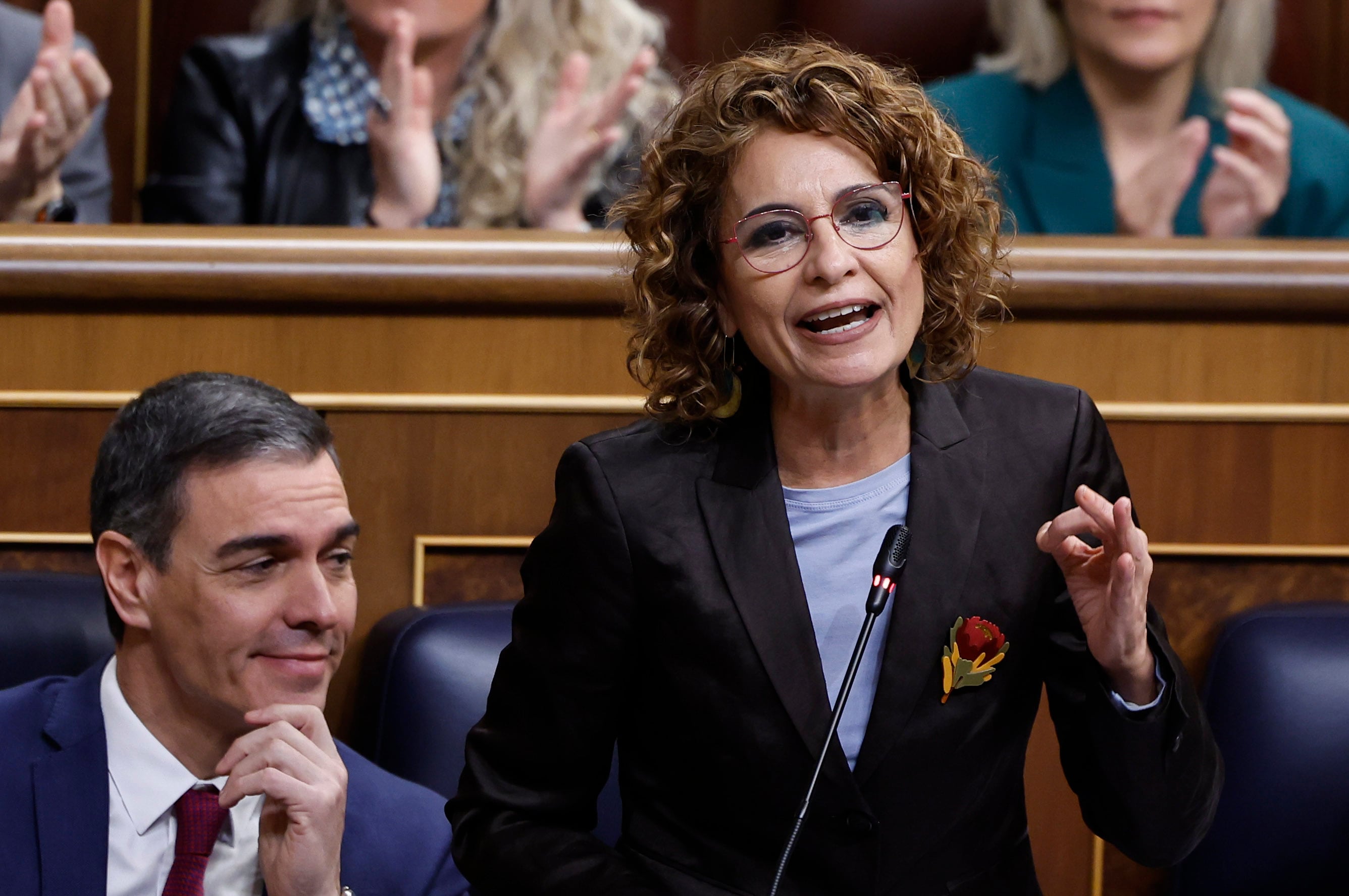 El presidente del Gobierno, Pedro Sánchez, escucha a la vicepresidenta primera y ministra de Hacienda, María Jesús Montero, en el Congreso.