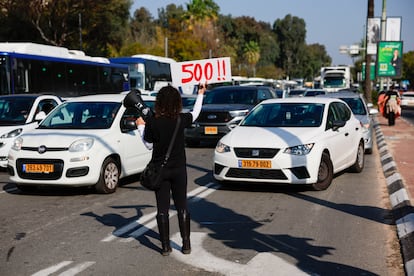 Las familias de los rehenes israelíes protestan en Tel Aviv para conmemorar los 500 días de secuestro de sus seres queridos por parte de Hamás, este lunes 17 de enero de 2025.