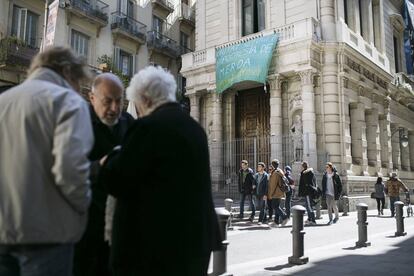 La Llotja del carrer Avinyó, ocupada.
