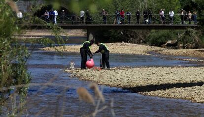 Agentes de la policía buscan en el río el arma que mató a Isabel Carrasco.
