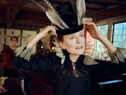 Julianne Moore, en la serie 'Mary & George', en una imagen cedida por SkyShowtime.