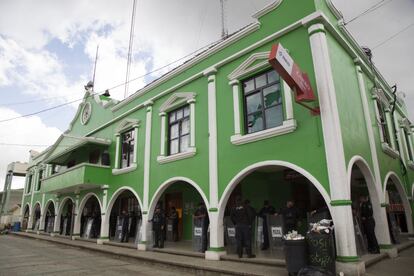 El Palacio Municipal en la plaza central de San Juan Chamula aún se encontraba custodiado por la policía estatal después de 3 días de que el presidente municipal Domingo López fuera asesinado.