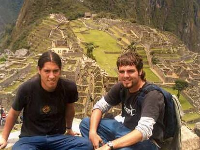 El autor de la carta y su amigo Álvaro (a la izquierda) en Machu Picchu, Perú.