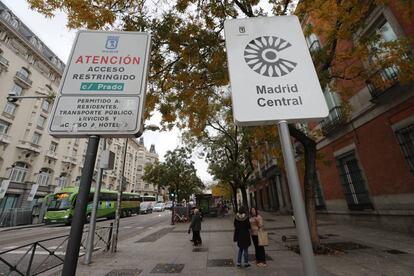 Señales de Madrid Central en uno de los accesos al área. 