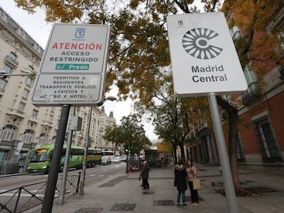 Señales de Madrid Central en uno de los accesos al área. 