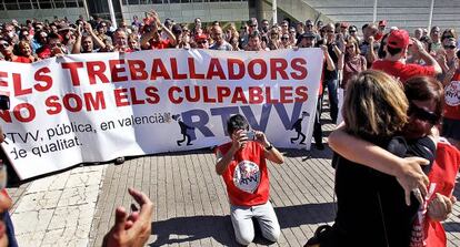 Concentración de trabajadores contra el ERE de RTVV el pasado mes de julio en las instalaciones de Burjassot.