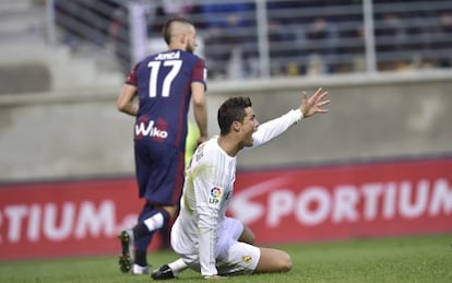 Cristiano reclama na partida contra o Eibar.