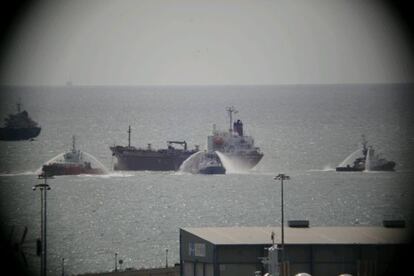 Un incendio en barco frente Puerto Tarragona obliga a evacuar 17 tripulantes.