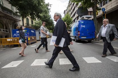 Xavier Trias sortint d'una reunió després de perdre l'alcaldia.