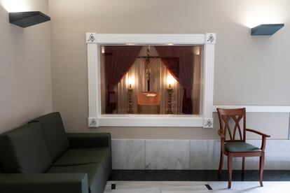 En la foto, sala velatorio vacía con uno de los dos únicos féretros que se encontraban en el Tanatorio de Leganés el jueves 10 de abril por la tarde.