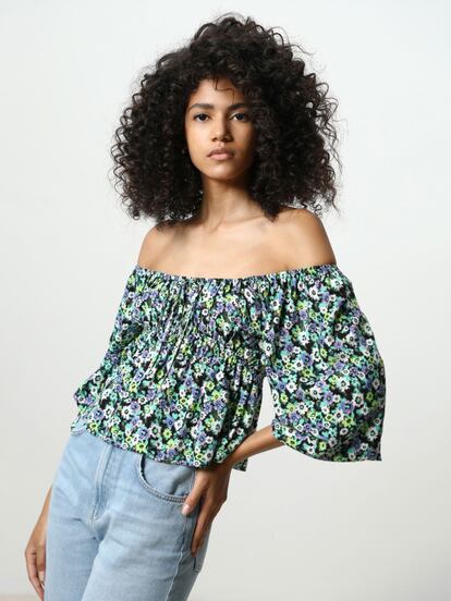 Si hay algo que no puede faltar en un armario de primavera de aire romántico es una blusa de flores que deja los hombros al descubierto, como esta de Lefties.

12,99€